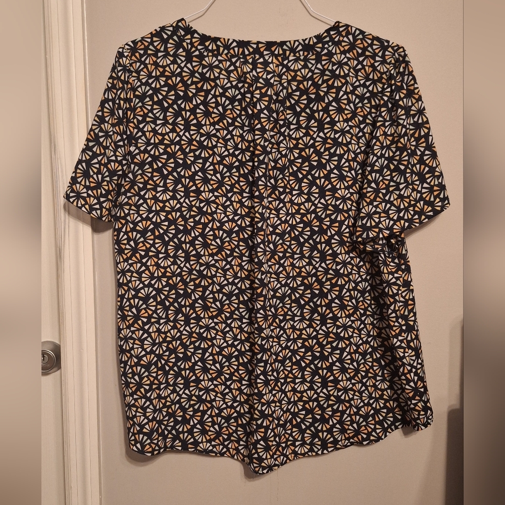 Liz Claiborne Stylish Women's Geometric Patterned Top - Picture 3 of 10
